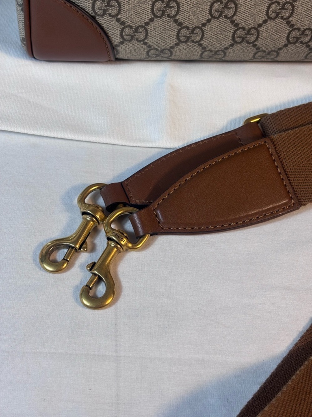 Beautiful Gucci Small Emblem Crossbody - Picture 14 of 16